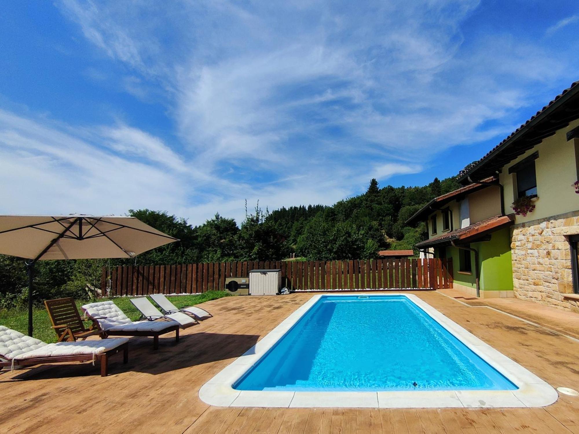 Chalet Con Piscina Climatizada En La Naturaleza Areatza المظهر الخارجي الصورة